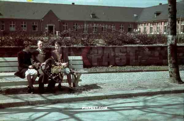 Berlin 1940, Am Metzplatz vor dem Krankenhaus in Berlin Tempelhof. Family waiting with flowers.