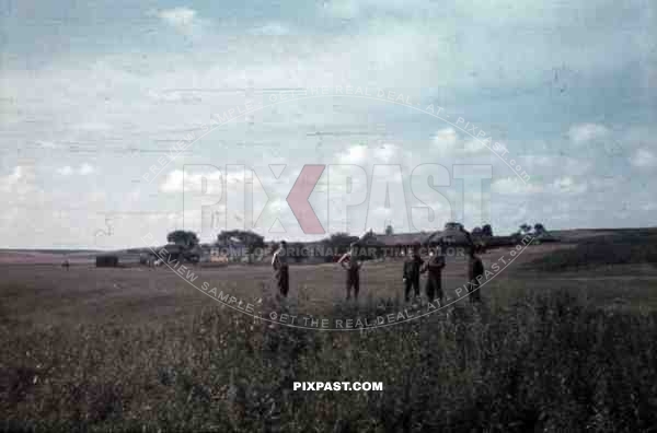 German army mechanics talk in russian field, 10th Motorised infantry division repair werkstatt Bryansk 1941