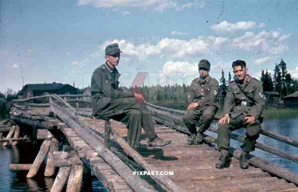 German mountain troops Gebirgsjaeger summer 1944 Finland, river bridge, pipe, smoking.