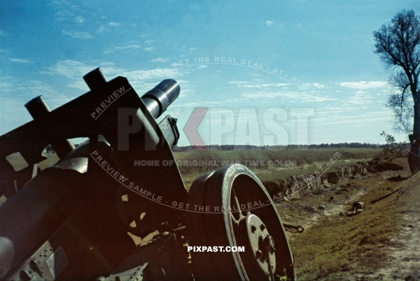 Heavy captured Russian Howitzer artillery cannon 122 mm gun M1931. Russian front Orel 1942