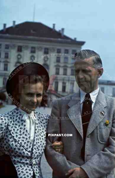 poshly dressed couple in front of Schloss Nymphenburg in Munich, Germany 1940