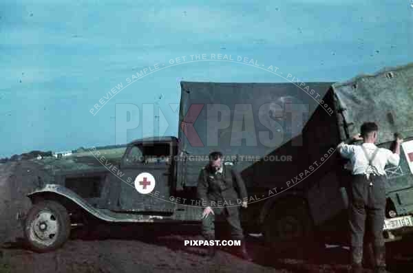 Red cross medical truck lorry crashed repair trailer poland mud road 1940 leipzig doctor