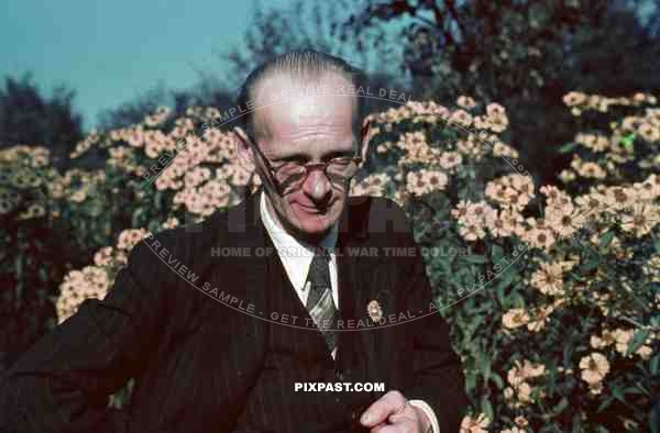 WW2 Color German Family father suite portrait garden flowers badge medal Bremerhaven 1942